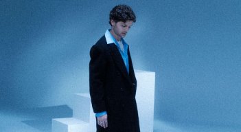 Gregorio estrena ‘4 Paredes’ y se consolida como voz de autenticidad en el pop latino.
