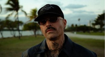 Mike Bahía regresa a sus raíces en ‘El Lugar Más Feliz del Mundo’.