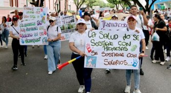 Protesta a la salud por falta de pagos