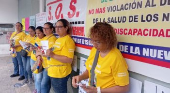 Madres de niños con discapacidades físicas protestan en las afueras de Nueva EPS/Foto Orlando Carvajal