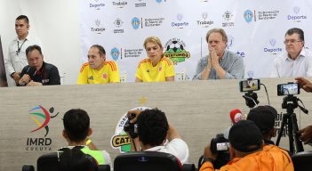 La ministra del deporte Patricia Duque en compañía del gobernador William Villimizar Laguado, el ministro del trabajo, el presidente de la FCF Ramón Jesurún y Carlos Mario Zuluaga  de la Dimayor, durante la presentación del Torneo. 