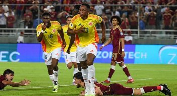 Yerry Mina marcó el primer gol para el empate ante los venezolanos.