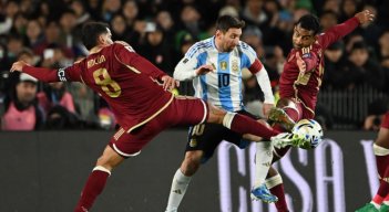 Lionel Messi marcó un doblete en la victoria de Argentina sobre Venezuela.