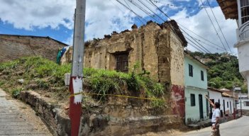 Las paredes de una vieja casona de la calle La Baticola, amenaza con desplomarse.