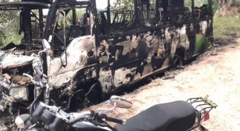 Bus-escolar-incinerado.
