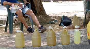 Venta informal de gasolina en pimpinas. 