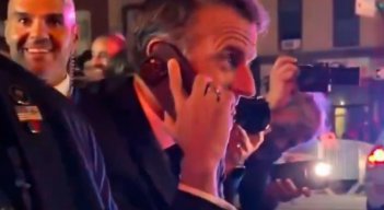 Presidente de Francia llama a Trump tras quedar bloqueado por su caravana. Captura de pantalla tomada de X