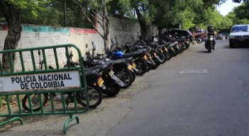 Motos de la Policía y comerciantes parqueadas en plena vía de San Mateo.