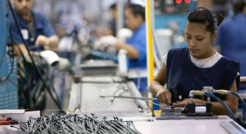 Reducción en semanas de cotización para mujeres con la Ley 2381 de 2024.
