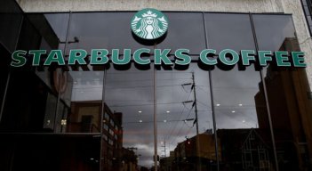Starbucks anuncia despidos y cierre de establecimientos en EE.UU. y Canadá
