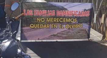 Damnificados de la vereda El Tarrita bloquean la carretera Ocaña-Cúcuta debido al incumplimientos de los acuerdos.