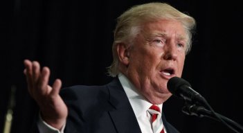 Trump aplicará aranceles del 100% al sector farmacéutico 
