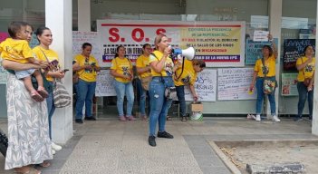Madres protestantes por servicios de salud indispensables de sus hijos discapacitados.