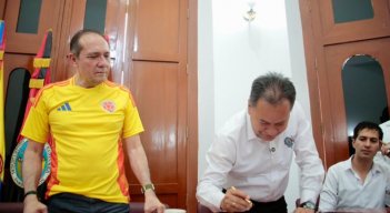 El gobernador William Villamizar estampa su firma en el convenio en presencia del ministro del Trabajo Antonio Sanguino/Foto cortesía