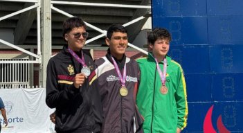 El nadador cucuteño Julián Sarmiento (centro) de la categoría prejuvenil, medallista de oro.