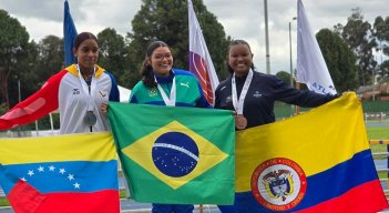 La atleta Valeri Franco celebró su tercer lugar del Panamericano junto con sus entrenadores, Julio Medina, Arelis Quiñones y el velocista Hugo Thyme.