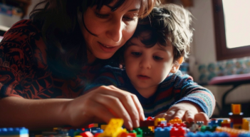 Una madre juega cubos con su hijo.