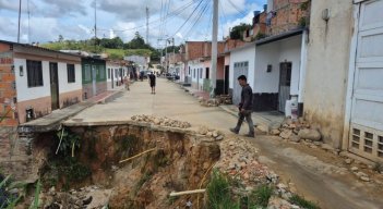  Moradores del asentamiento humano La Perla solicita la intervención urgente para conjurar la emergencia vial.