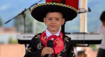 A sus seis años, Erick Cárdenas mantiene viva la pasión por la carranga, las rancheras y los ritmos tradicionales.
