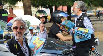 Juan Daniel Oviedo recolectó firmas en Cúcuta. / Foto Carlos Ramírez-La Opinión