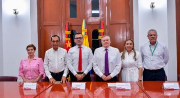 El rector de la Unisimón José Consuegra Bolívar, y el gerente del hospital Erasmo Meoz, Hernando José Mora anunciaron la alianza./Foto Cortesía