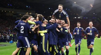 Escocia sorprendió a Dinamarca y retornará a un Mundial después de tres décadas, tras imponerse un un partido emocionante.