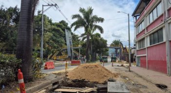 Una polémica ha suscitado la instalación de un semáforo sobre la avenida Francisco Fernández de Contreras.