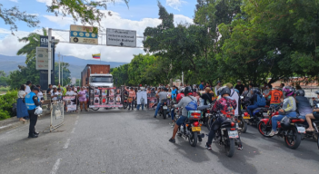 Familias de colombianos detenidos en Venezuela bloquearon puente en La Parada.