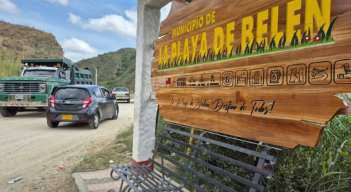 Campesinos y transportadores bloquean la carretera hacia La Playa de Belén debido a las pésimas condiciones de la arteria vial.