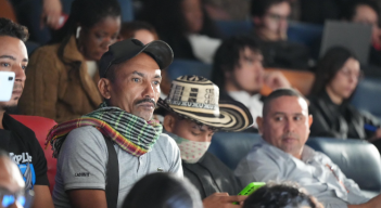 Firmantes de paz en acto conmemorativo de la firma del Acuerdo de Paz. 