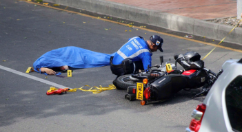Agente de tránsito inspecciona escena de siniestro vial. 