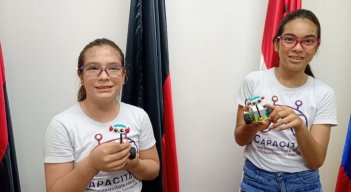 Sara y Maira con su invento de robótica para aprender multiplicaciones