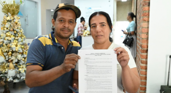 Familias del barrio 23 de Enero recibieron escrituras de sus nuevas casas./Foto cortesía