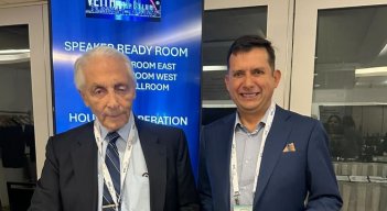 Luis Alberto Moreno, cirujano vascular (derecha), premiado en Nueva York por técnica en cirugía vascular./Foto cortesía