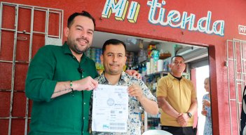 Ministro de Minas y Energía, Edwin Palma, junto a un tendero. / Foto Cortesía
