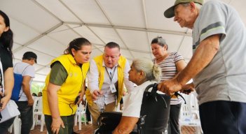 El subdirector de la Unidad Nacional de Víctimas, Fredy Orlando Quintero, dialoga aquí con una mujer víctima/Foto cortesía