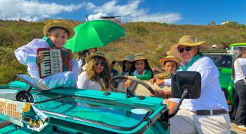 Una verdadera fiesta automotriz se vive durante el desfile de carros antiguos en Ocaña.