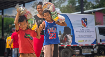 Niños cargan bolsa de mercado entregado por Banco de Alimentos de Cúcuta.