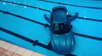 Auto pierde el control y termina dentro de una piscina con personas en el agua