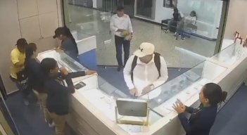 Revelan video del asalto a una joyería en centro comercial de Bucaramanga