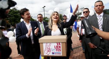 ENTREGA DE FIRMAS DE VICKY DAVILA / COLPRENSA 