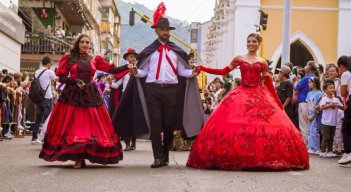 Kilómetros de cultura recorren los artistas de Ocaña durante el Desfile cultural de los Genitores.
