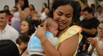 Madre lactante participante en el curso Nacer y Crecer Con Sentido.