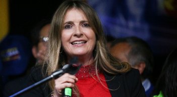 La senadora apuesta a una gran coalición opositora escogida por consulta y asegura que el  Centro Democrático tendrá candidato en diciembre, afirmando que ‘será mujer’.
