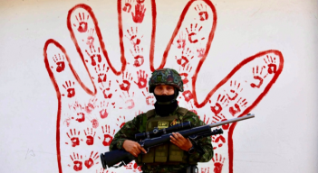 Soldado del Ejército empuña un fusil en el Catatumbo. 