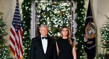 Trump y Melania posan serios y de negro en su postal oficial de Navidad