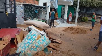 Tras ola explosión de la tubería se produjeron inundaciones en nueve viviendas/Foto Orlando Carvajal