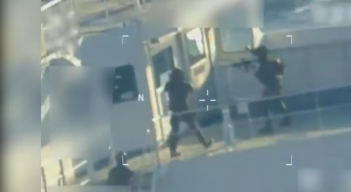 usaba una bandera falsa