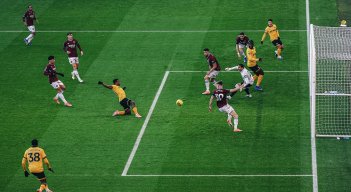 El mediocampista colombiano Jhon Arias, que le ha costado adaptarse al fútbol inglés fue la gran figura de los Wolves en la victoria 3-0 sobre West Ham United en la Liga Premier, anotando su primer gol de la temporada.