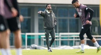 Álvaro Arbeloa la nueva apuesta riesgosa de llevar al  Madrid a pelear la liga y Champions, tras el fracao de Xabi Alonso. 
